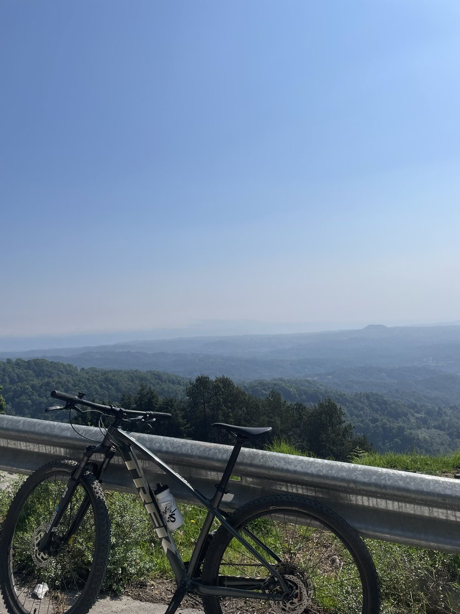 APapiYull's tweet image. Agradecido con estos 2 pedacitos de aluminio que me ayudaron a salir adelante, me enseñaron la disciplina, la madurez, la constancia, curaron mi ansiedad y mis miedos; gracias por siempre ciclismo.