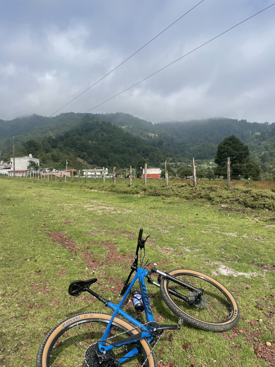 APapiYull's tweet image. Agradecido con estos 2 pedacitos de aluminio que me ayudaron a salir adelante, me enseñaron la disciplina, la madurez, la constancia, curaron mi ansiedad y mis miedos; gracias por siempre ciclismo.