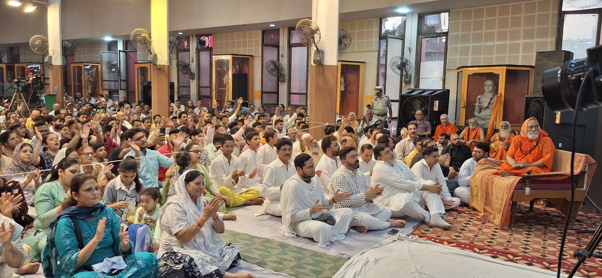 लुधियाना सैंट्रल की दरेसी रोड पर स्थित श्री वेद मंदिर में आयोजित विशाल संत सम्मेलन (श्री हरि नाम संकीर्तन अमृत वर्षा) में हाज़री भरकर सभी भक्तजनों एवं आदरणीय श्री दण्डी स्वामी निगम बोध तीर्थ जी महाराज जी का आशीर्वाद प्राप्त करते हुए  #AshokPrasharPappi #LudhianaCentral
