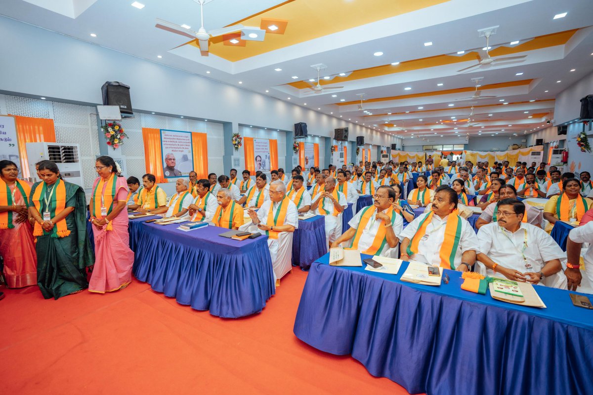 K.Annamalai (@annamalai_k) on Twitter photo இன்றைய தினம் சென்னையில், @BJP4Tamilnadu மாநிலத் தலைமை அலுவலகத்தில், <a href="/BJP4India/">BJP</a> தேசிய அமைப்புப் பொதுச் செயலாளர் திரு <a href="/blsanthosh/">B L Santhosh</a> அவர்கள் முன்னிலையில் நடைபெற்ற மாநில அமைப்புச் செயல்பாட்டு பயிற்சி முகாமில், @BJP4Tamilnadu மாநிலத் தலைவர் அண்ணன் திரு <a href="/NainarBJP/">Nainar Nagenthiran</a> அவர்கள், மற்றும் இன்றைய தினம் சென்னையில், @BJP4Tamilnadu மாநிலத் தலைமை அலுவலகத்தில், <a href="/BJP4India/">BJP</a> தேசிய அமைப்புப் பொதுச் செயலாளர் திரு <a href="/blsanthosh/">B L Santhosh</a> அவர்கள் முன்னிலையில் நடைபெற்ற மாநில அமைப்புச் செயல்பாட்டு பயிற்சி முகாமில், @BJP4Tamilnadu மாநிலத் தலைவர் அண்ணன் திரு <a href="/NainarBJP/">Nainar Nagenthiran</a> அவர்கள், மற்றும்