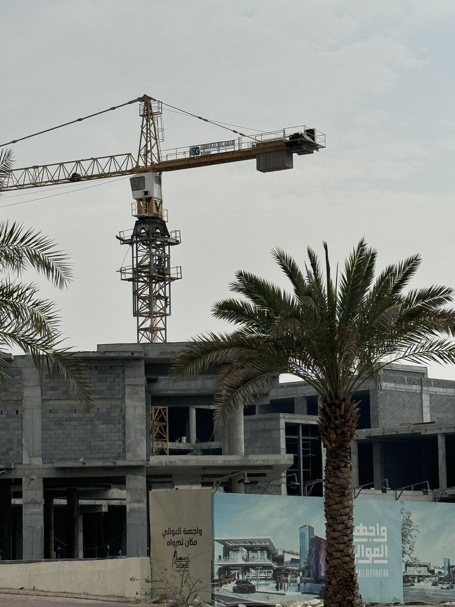 تسارع أعمال البناء في واحد من أرقى المجمعات الحديثة بمكة، واجهة العوالي، يضم المشروع معارض تجارية مفتوحة ومغلقة، نادي رياضي، مسطحات خضراء ومواقف بدروم.