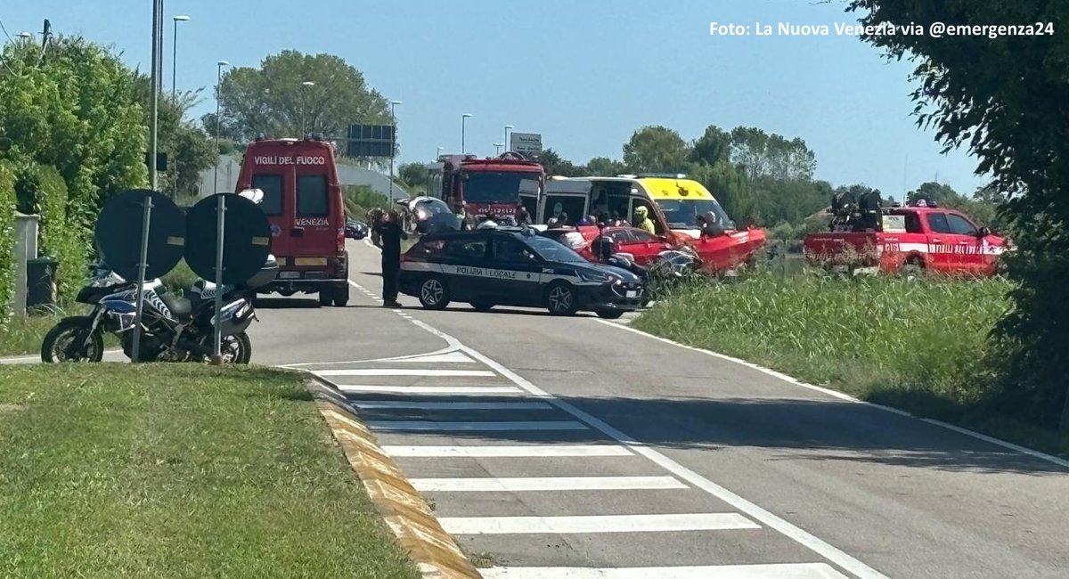 Emergenza24's tweet image. 🔴UPDATE [10.08-15:30] Via Piave Vecchio #Venezia #Jesolo #INCIDENTE STRADALE #incidentestradale
👉Automobile con 3 persone a bordo finisce nel fiume #Sile
👉Intrappolato un bambino di 5 anni e salvato da Vigili del Fuoco e trasportato in condizioni critiche all’ospedale di