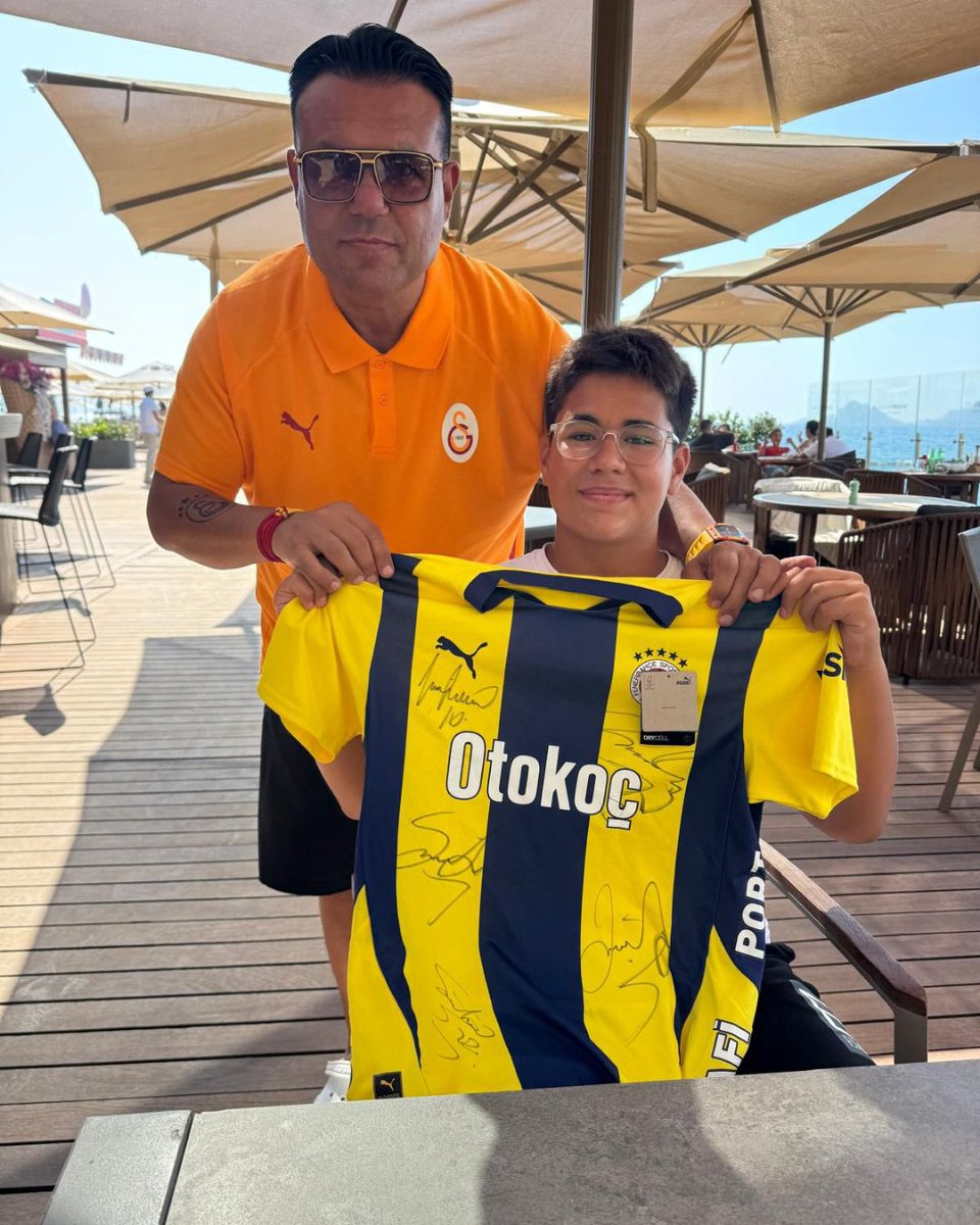 Dinçer Azaphan, Bodrum'da karşılaştığı Fenerbahçeli hayranına imzalı forma hediye etti.