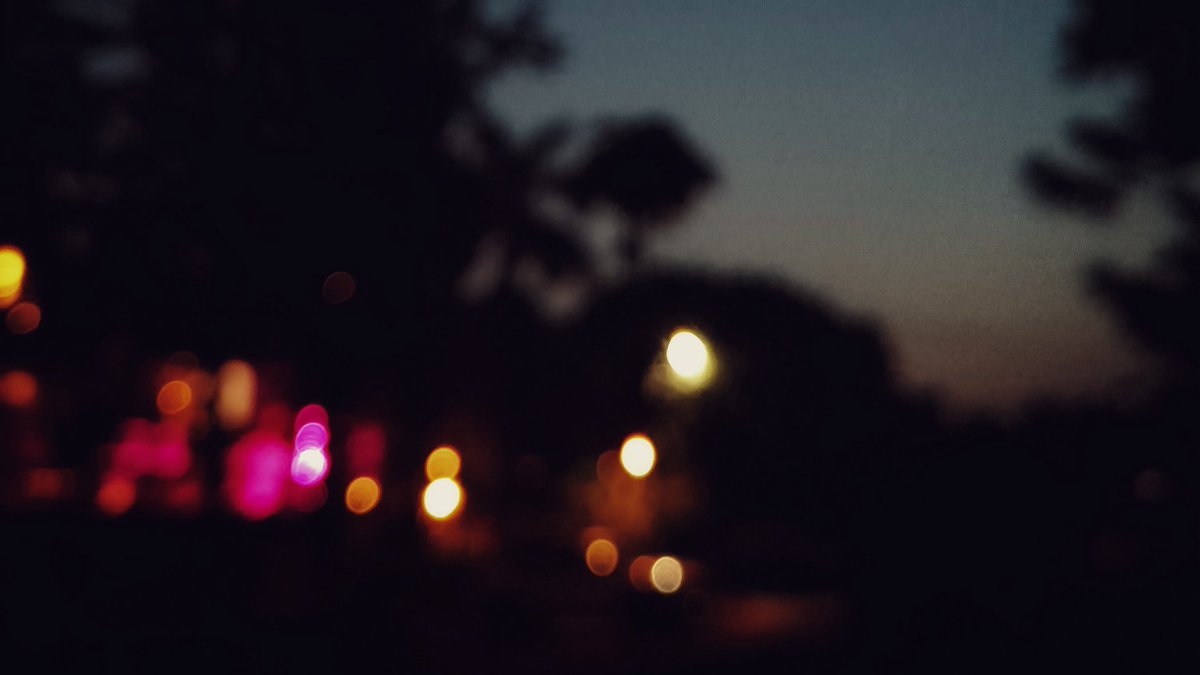 अँधेरे के नाम पर महज़ एक धूमिल पीली रोशनी-सी फैल गई थी, हवा में पीली-मटियाली रोशनी, जो आधी रात तक समूचे शहर पर चमकीले, ठंडे ज़र्रों-सी बरसती रहेगी...

निर्मल