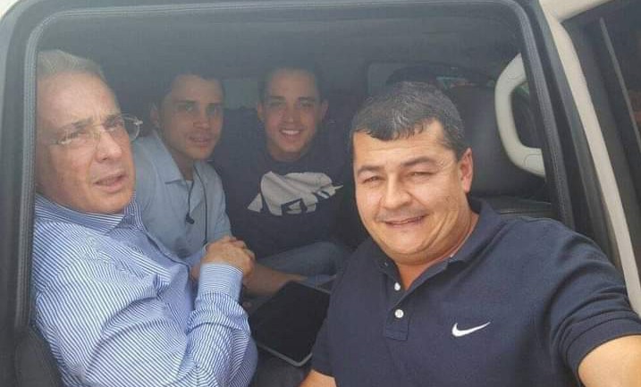 Tomas Uribe Vélez debería dejar de estar difamando con calumnias de Iván Cepeda pidiendo su extradición porque el que puede terminar en la cárcel por su relación con el narcotráfico es otro.