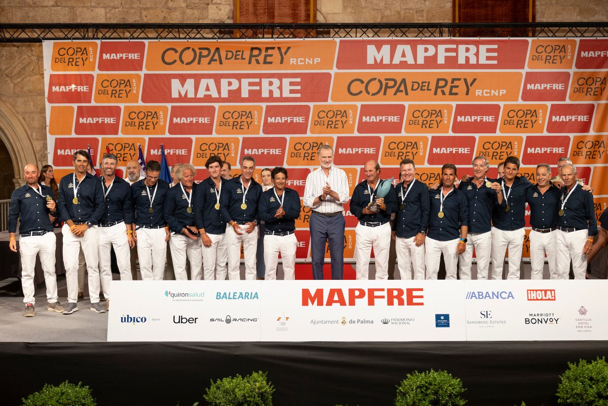 esRadioBaleares's tweet photo. Felicidades a los ganadores de la @CopaReyMAPFRE y especialmente al @EstrellaDammEs cuyos tripulantes Álvaro Fernández y Ricardo Terrades confesaban en @esRadio que quedar entre los 6 primeros ya era un logro. Finalmente, campeones de Europa 🎙️https://t.co/mRK6ZU983a https://t.co/NeaGALzJ3L
