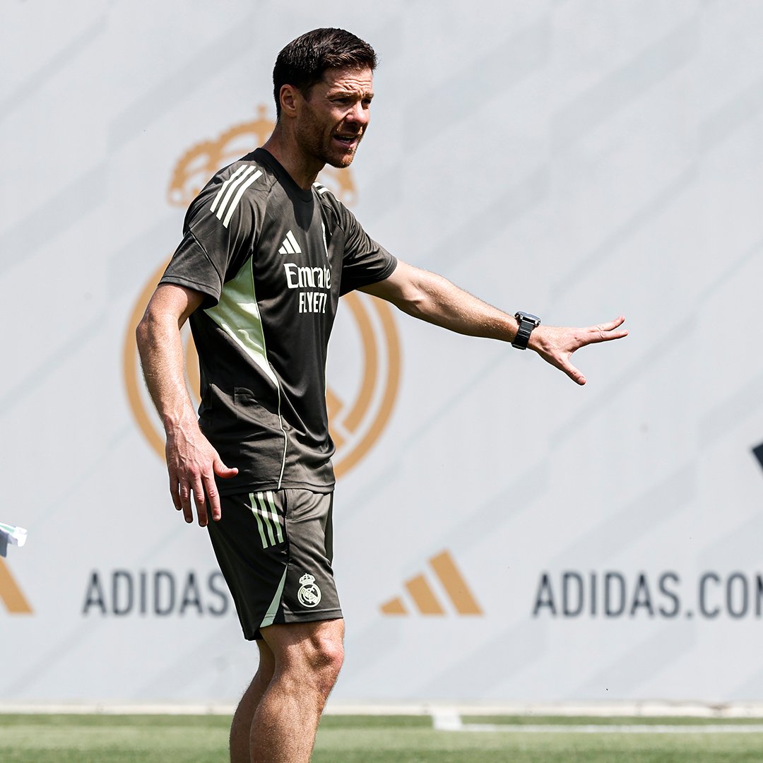 MadridXtra's tweet photo. 🚨 Official: Real Madrid return to training tomorrow afternoon at 18:00 CEST.

The players will undergo medicals in the morning. https://t.co/AAJ2SGAv0s
