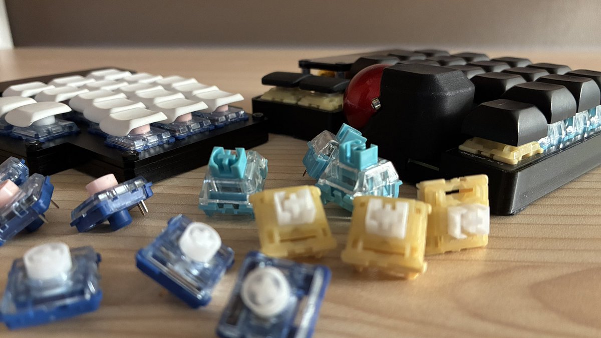gadget_yu's tweet photo. ちょうどいい高さのバランス
Keyboard:
#Palmslave /
Keyball39ish-μ-MX-R
#Keyballish #SeaSide39 COROPIT
Switch:
Kailh Deep Sea Silent MINI ChocV2 /
Yushakobo Fairy Silent Linear, Tecsee Pudding Medium Linear
Keycap:
Junana MX /
#KazyCap TEX ADA ABS 0.87U
#KEEB_PD #KEEB_PD_R261 https://t.co/QPaiwuxd2F