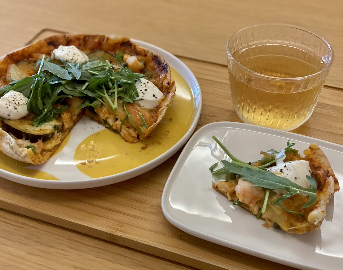 땅콩버터, 살구잼, 모짜치즈 그릴 샌드위치와 두부 자두 샐러드.
모카번과 커피.
로쏘 마스카포네 소스, 닭가슴살, 새우, 밤호박, 자두, 모짜치즈, 완두콩, 루꼴라, 마스카포네치즈 올린 또띠아피자.

또띠아 피자가 의외로 포만감이 오래 가서 일단 저녁은 패스할건데..아마 10시쯤 배고플 것 같음.🤔