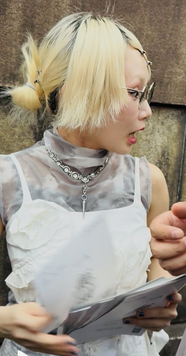 ishiygln's tweet photo. 無事にフライヤー手渡しでゲット！
びっくりしてるれをる氏撮れてた笑

 #WhereIsReol https://t.co/Sk402GAfZE