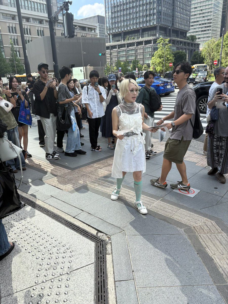 bobken_reol's tweet photo. WhereisReolの正体はれをるのビラ配り（横アリキービジュアル初公開）

12:00 渋谷（渋谷マークシティ）
↓
15:00 丸の内（東京駅丸の内南口）
↓
18:00 表参道（地下鉄出口付近）

でした！
 #WhereIsReol #れをるはどこ #Reol横アリ https://t.co/1HJGsJsfEV