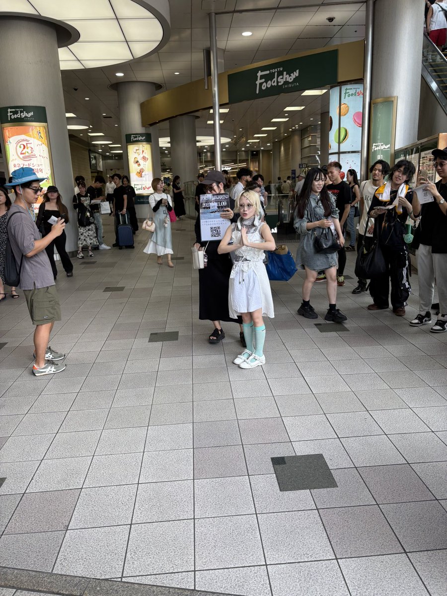bobken_reol's tweet photo. WhereisReolの正体はれをるのビラ配り（横アリキービジュアル初公開）

12:00 渋谷（渋谷マークシティ）
↓
15:00 丸の内（東京駅丸の内南口）
↓
18:00 表参道（地下鉄出口付近）

でした！
 #WhereIsReol #れをるはどこ #Reol横アリ https://t.co/1HJGsJsfEV