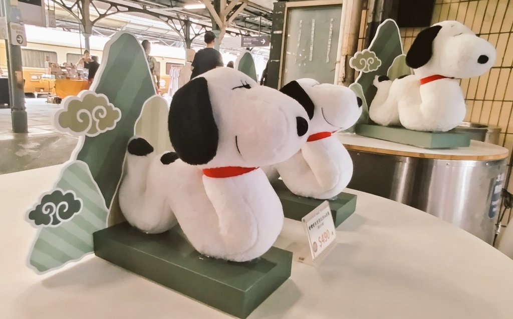 台中駅で、めちゃ可愛い蛇のスヌーピーを発見。#台湾旅行