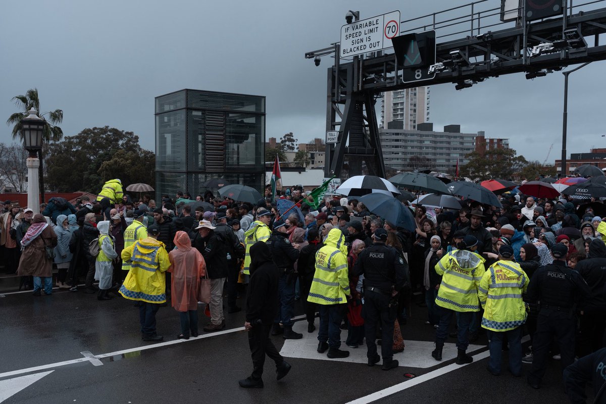 There are media reports repeating NSW police claim that it came ‘very close to a catastrophic situation’ for protesters on Sydney’s Harbour Bridge. As you can see from these pics, NSW police refused protesters to continue down the North-South lane forcing people to turn back.