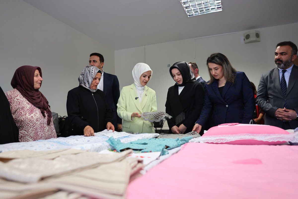 Bakanımız Sn. Mahinur Özdemir Göktaş: "Aile Destek Merkezleri ile kadınların kişisel ve mesleki gelişimlerine katkı sağlıyoruz."

Bakanlığımız Türkiye genelinde 559 Aile Destek Merkezi (ADEM) aracılığıyla bu yıl 60 bin kadının sosyal, kültürel, kişisel ve mesleki gelişimine
