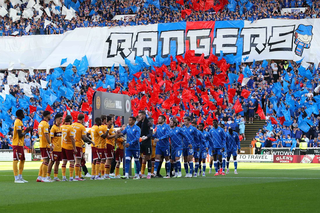 Scottish top flight football is back and so are the kits. Gers showing off a cracking kit track top and decide on all blue for the meeting with Motherwell, Motherwells home kit is there 1st pin stripe kit in their history apart from the horizontal macron 2019/20.