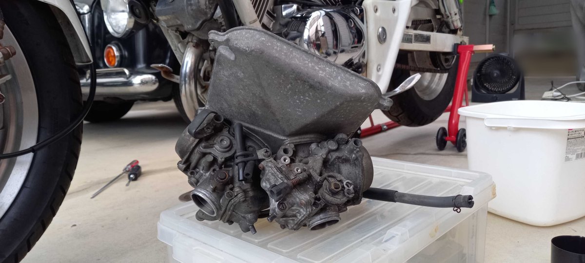 minawara296's tweet image. 今週はキャブを外しました！

タンクを下ろす、エアクリーナを外すは慣れたものです。

キャブの中のガソリンに腐った様な臭いは、ありたせんでした。
キャブ内部に錆か何かがあるのでしょうね…

また、来週以降でオーバーホールに挑戦です！

#vtwin #MAGNA
#Vツイン #マグナ
#ホンダ #HONDA