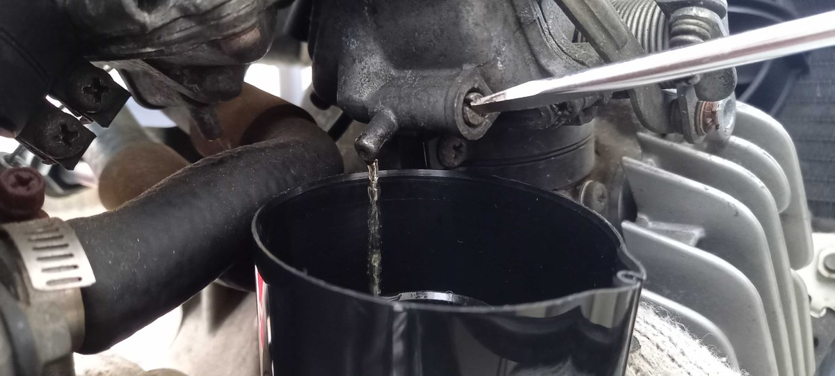 minawara296's tweet image. 今週はキャブを外しました！

タンクを下ろす、エアクリーナを外すは慣れたものです。

キャブの中のガソリンに腐った様な臭いは、ありたせんでした。
キャブ内部に錆か何かがあるのでしょうね…

また、来週以降でオーバーホールに挑戦です！

#vtwin #MAGNA
#Vツイン #マグナ
#ホンダ #HONDA