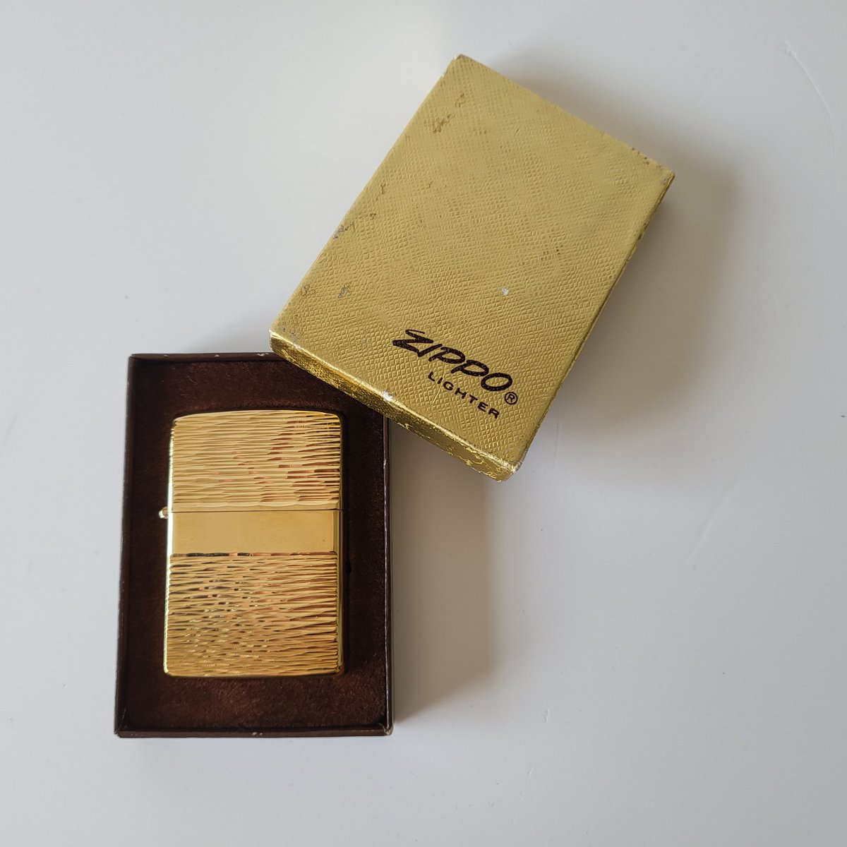 Sold! 🔥 #Rare #Vintage 1979 Gold Tone #Zippo #Lighter Date Code Error New with Box #vintagezippo #rarezippo #vintageshowandsell 😊🥰
lastplaceonearth.co.uk/product/rare-v…