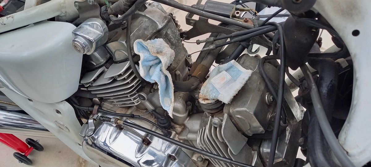 minawara296's tweet image. 今週はキャブを外しました！

タンクを下ろす、エアクリーナを外すは慣れたものです。

キャブの中のガソリンに腐った様な臭いは、ありたせんでした。
キャブ内部に錆か何かがあるのでしょうね…

また、来週以降でオーバーホールに挑戦です！

#vtwin #MAGNA
#Vツイン #マグナ
#ホンダ #HONDA