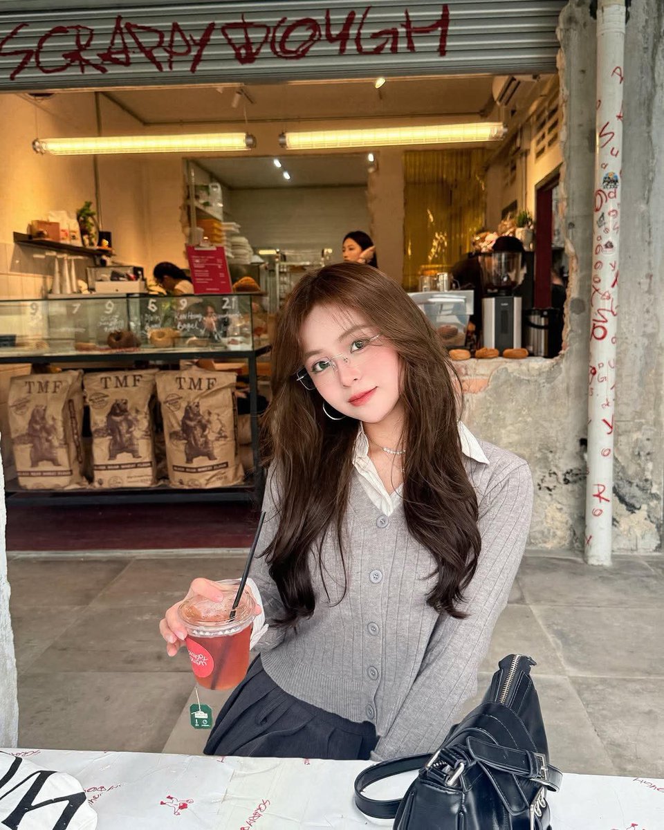 Linh03121989's tweet photo. 📌Làm Sao Để Hướng Nội Mà Ko Ngại Khi Gặp Gái Xinh 😘

👉Có bao giờ mấy ông gặp một cô gái đẹp, chưa kịp nói gì mà tim đã đập thình thịch , đầu óc trống rỗng 🫠, miệng khô khốc như vừa chạy bộ 10km không?🤣

👉Lúc đó chỉ mong trái đất nứt ra, có cái hố để chui xuống cho đỡ ngượng thôi nhỉ 🫣

👉Còn tệ hơn nữa là về nhà lại tiếc hùi hụi: “Biết thế lúc đó nói câu này thì hay rồi!”.

👉Tôi hiểu cảm giác đó vì tôi cũng từng như vậy. Nhưng sau một thời gian dài thực chiến, tôi rút ra được 4 bí kíp giúp mấy ông hết ngại khi nói chuyện với gái xinh.

1.Đừng tự đặt cô ấy là trung tâm của vũ trụ. Ok👌

👉Nhiều ông bị khớp khi gặp gái đẹp là vì vô thức nghĩ cô ấy thuộc “đẳng cấp khác” 😵‍💫

Nhưng thực tế, gái xinh cũng chỉ là con người, cũng có những khoảnh khắc ngốc nghếch 🫠, cũng có điểm yếu, cũng thích ăn vặt, thích xem toptop, mê ngủ và lười chảy nhớt y như ông. Ok👌

👉Khi mấy ông nhìn họ một cách bình thường, tự nhiên cảm giác căng thẳng sẽ giảm hẳn đi.

2.Tập trung vào cuộc trò chuyện, đừng lo lắng về bản thân.

👉Sai lầm của nhiều ông là cứ lo: “Mình có nói gì ngu không?” 🤔, “Không biết cô ấy có chán không?” 😬, “Mình có mất điểm không?” 

👉Khi mấy ông cứ để ý bản thân, mấy ông sẽ quên mất rằng, cuộc trò chuyện là để kết nối, chứ không phải một bài kiểm tra mà mình phải đạt điểm tuyệt đối.

👉Hãy lắng nghe cô ấy , phản hồi tự nhiên, và nếu có nói sai gì đó thì cũng chẳng sao cả. Người ta sẽ quên ngay trong 1 phút thôi.

3.Đừng cố tỏ ra quá hay ho, cứ thoải mái là được. Ok👌

👉Nhiều ông nghĩ phải nói chuyện thật cool, thật chất, thật “alpha male” thì gái mới thích. Nhưng thật ra, khi mấy ông càng cố thể hiện thì càng dễ bị gượng gạo.

👉Cứ nói chuyện như cách mấy ông nói với bạn bè, có gì vui thì kể, có gì thắc mắc thì hỏi, đừng căng thẳng quá.

👉Một câu nói đơn giản nhưng tự nhiên luôn có sức hút hơn một câu đậm chất “ngôn tình sến súa”  phải ko?

https://t.co/5kBm5SENufịu khó tiếp xúc nhiều rồi sẽ quen 

👉Tôi từng là người gặp gái đẹp là đơ, nhưng sau khi nói chuyện với nhiều người hơn, tôi nhận ra: “Ủa, hóa ra cũng bình thường thôi mà"

👉Mấy ông cứ xem nó như một kỹ năng, ban đầu sẽ ngại, nhưng nói chuyện nhiều thì tự nhiên sẽ thấy thoải mái hơn.

👉Không cần vội, không cần gồng, cứ từ từ cải thiện, rồi đến lúc nào đó, mấy ông sẽ thấy mình tự tin lúc nào không hay.

👉Tóm lại, gái xinh cũng là con người, cứ tiếp xúc nhiều, nói chuyện thoải mái, rồi nhanh chóng thôi mấy ông sẽ tự hỏi: “Hồi đó mình sợ cái gì nhỉ?”
