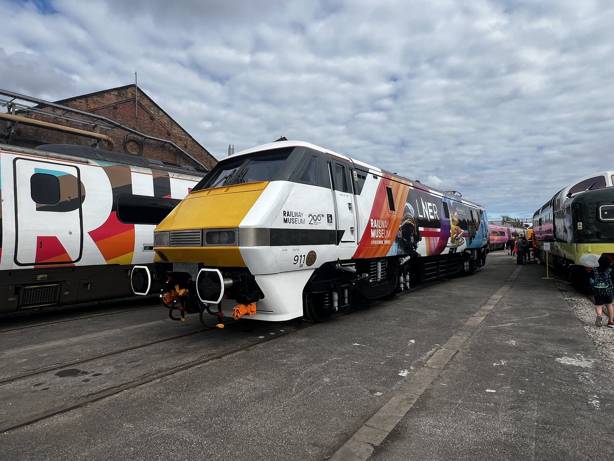 railcamlive's tweet photo. ⚡️Danger Danger, High Voltage ⚡️
Some of the wonderful electric locomotives on view at The Greatest Gathering
📸 #Class86 86101 ‘William Stanier FRS’ & #Class87 87002 ‘Royal Soverign’ courtesy of @LocoServicesGrp
📸 #Class91 91150 ‘National Railway Museum 50 Years 1975-2025’ courtesy of @LNER
📸 #Class89 89001 ‘Avocet’ courtesy of @LocoServicesGrp & #Class92 92011 courtesy of @DBCargoUK
📸 #Class85 85006 courtesy of AC Locomotive Group & #Class86 86401 ‘Mons Meg’ courtesy of @westcoastrail
@greatestgather @railway200 @Alstom @AlstomUK