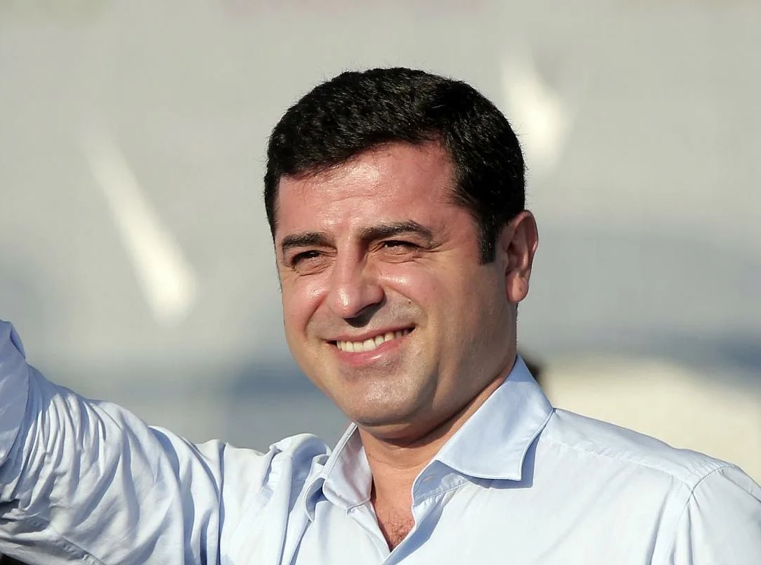 jinaparezer's tweet photo. Selahattin Demirtaş buu seferrr geliyorrrr ☺️🥰 https://t.co/asGxz9VM0E