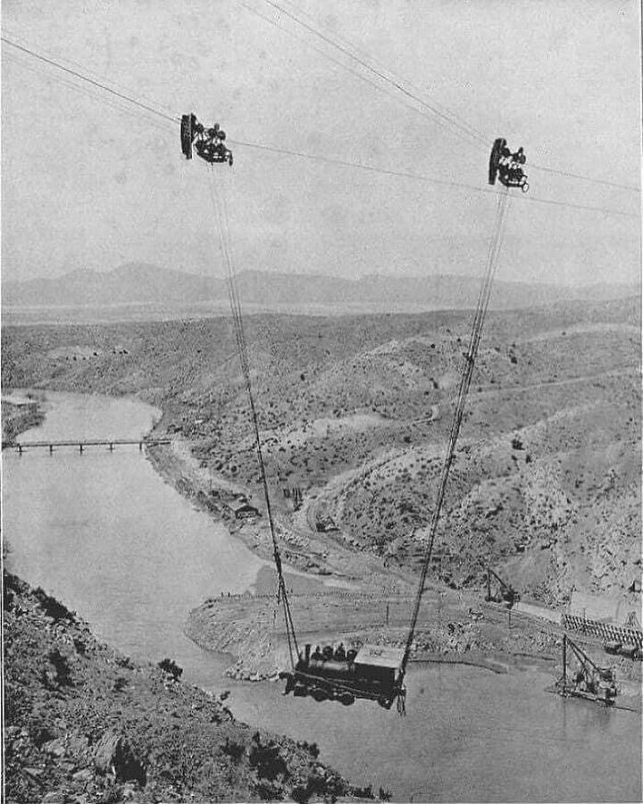 HistoryUnd's tweet photo. A steam locomotive is transported across the Rio Grande River via a cable in New Mexico, USA. 1915. https://t.co/GTZ3qnFUFY