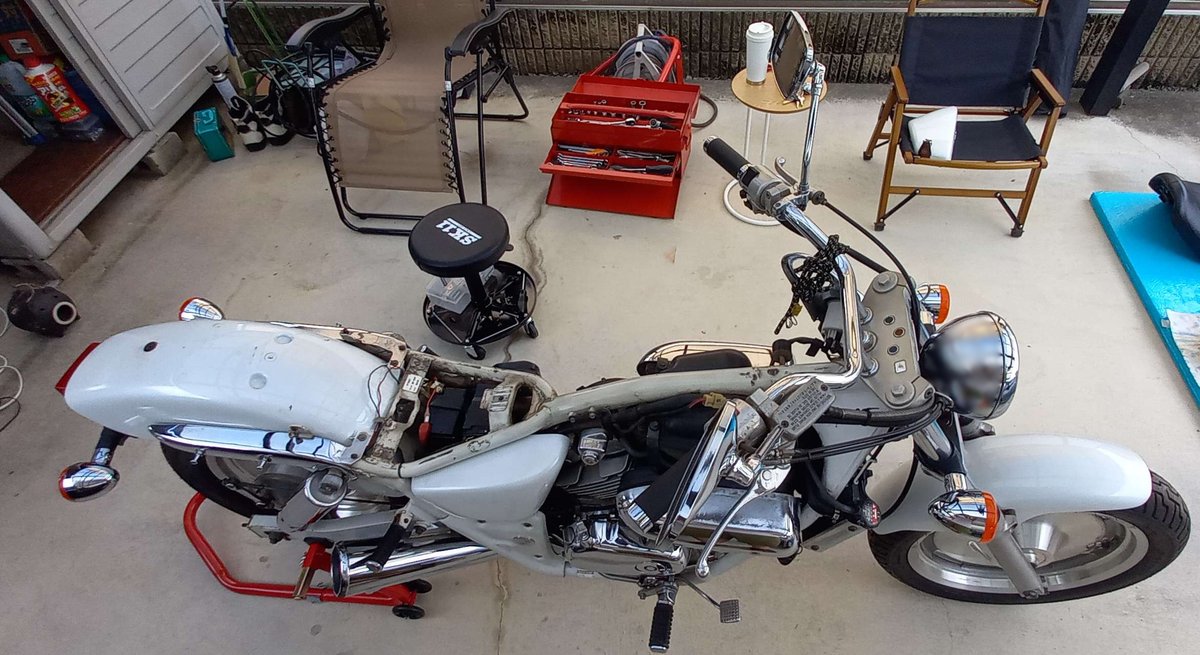 minawara296's tweet image. 今週はキャブを外しました！

タンクを下ろす、エアクリーナを外すは慣れたものです。

キャブの中のガソリンに腐った様な臭いは、ありたせんでした。
キャブ内部に錆か何かがあるのでしょうね…

また、来週以降でオーバーホールに挑戦です！

#vtwin #MAGNA
#Vツイン #マグナ
#ホンダ #HONDA