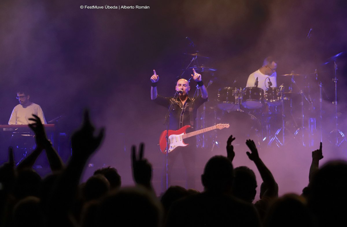 FestMUVE (@festmuve) on Twitter photo EN DIRECTO | Fantástica noche la de ayer en <a href="/FestMuve/">FestMUVE</a> con <a href="/bROTHERSiNbAND2/">bROTHERS iN bAND</a>, la mejor banda internacional homenaje a Dire Straits que repasó los mayores éxitos del grupo británico liderado por Mark Knopfler. Increíble sonido, técnica y puesta en escena!!!
📸 Fotos: <a href="/tiopetos/">Alberto Román</a> EN DIRECTO | Fantástica noche la de ayer en <a href="/FestMuve/">FestMUVE</a> con <a href="/bROTHERSiNbAND2/">bROTHERS iN bAND</a>, la mejor banda internacional homenaje a Dire Straits que repasó los mayores éxitos del grupo británico liderado por Mark Knopfler. Increíble sonido, técnica y puesta en escena!!!
📸 Fotos: <a href="/tiopetos/">Alberto Román</a>
