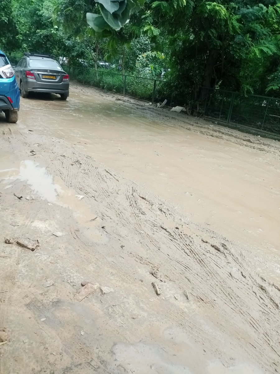 kumarrishu334's tweet photo. गुरुग्राम सेक्टर 39 सर्विस रोड में लगभग 8 महीने से GST ऑफिस से Jindal office plot No 1 तक सिर्फ कीचड़ ही कीचड़।
यहाँ सड़क नहीं मौत का गड्ढा है ।।
@HaryanaPwd
@OfficialGMDA
@DC_Gurugram
@MORTHIndia
@NayabSainiBJP
@Rao_InderjitS
#Sector39 #Gurgaon #MudRoad https://t.co/0wkrasU4Qq