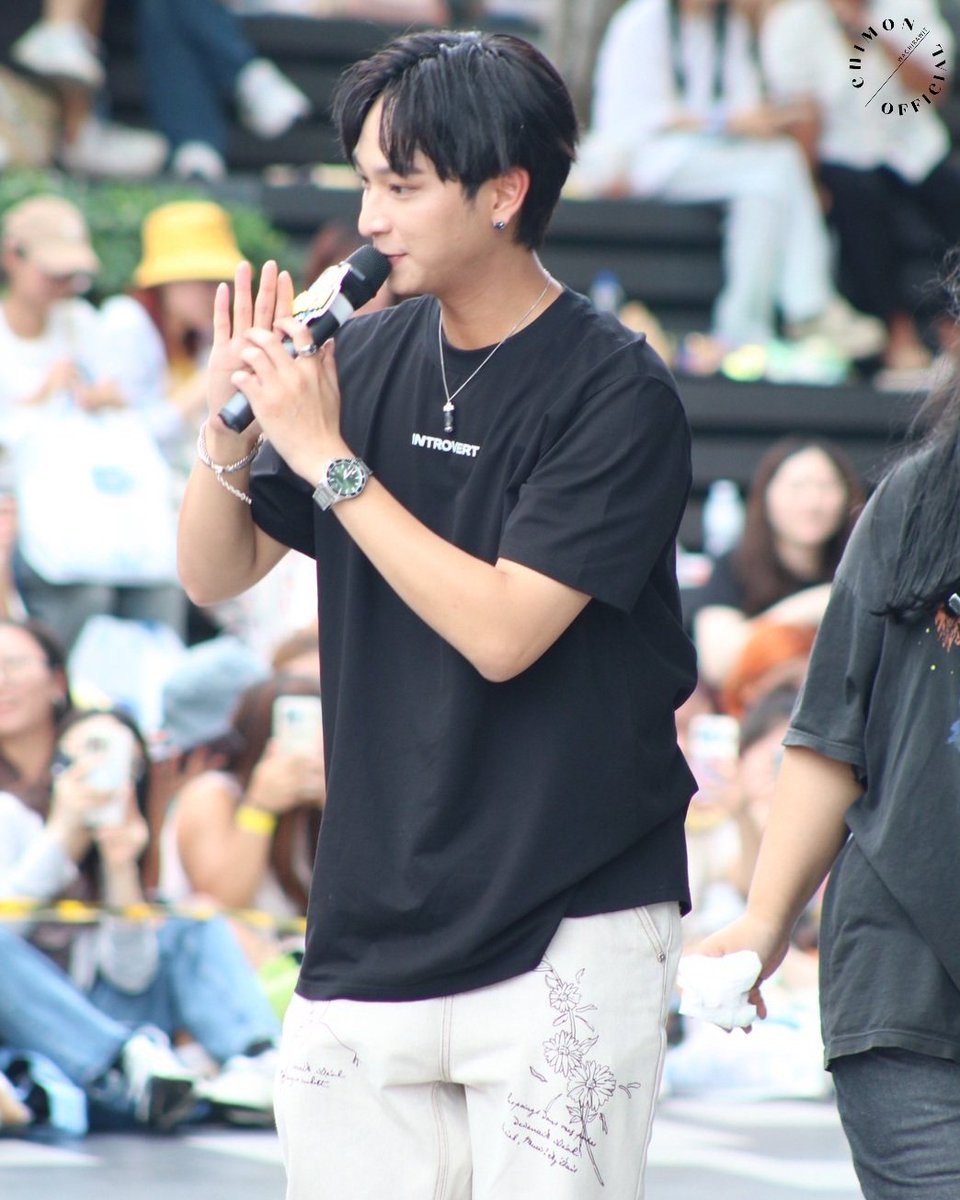 chimon_official's tweet photo. วันนี้ขอบคุณ #ชิชาม่อน ทุก ๆ คนด้วยนะคะ เดินทางกลับบ้านปลอดภัย อย่าลืมหาอะไรทานกันด้วยน้า 💛

ส่วนชิม่อนวันนี้น่ารักและเก่งมาก ๆ เลยครับ 🤟🏻

CHIMON FANSIGN DIARY
#มหกรรมนิยายนานาชาติ2025xChimon
#ChimonWachirawit https://t.co/ltM3A76C8v