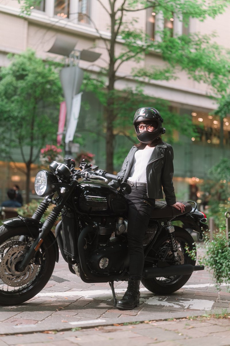 kor_t120's tweet photo. 名前 :かおり
性別 : 女
身長 :157
住み : 神奈川
愛車：triumph bonnevilleT120black
好き : えんがわ、お味噌汁、停めやすい駐車場
一言 : よろしくお願いします🫶🏻

写真は納車日→半年後→現在🌟
 #バイク乗りとして軽く自己紹介
#バイク好きな人と繋がりたい 
#トライアンフ乗りと繋がろう2025夏 https://t.co/gECOv2dnIg
