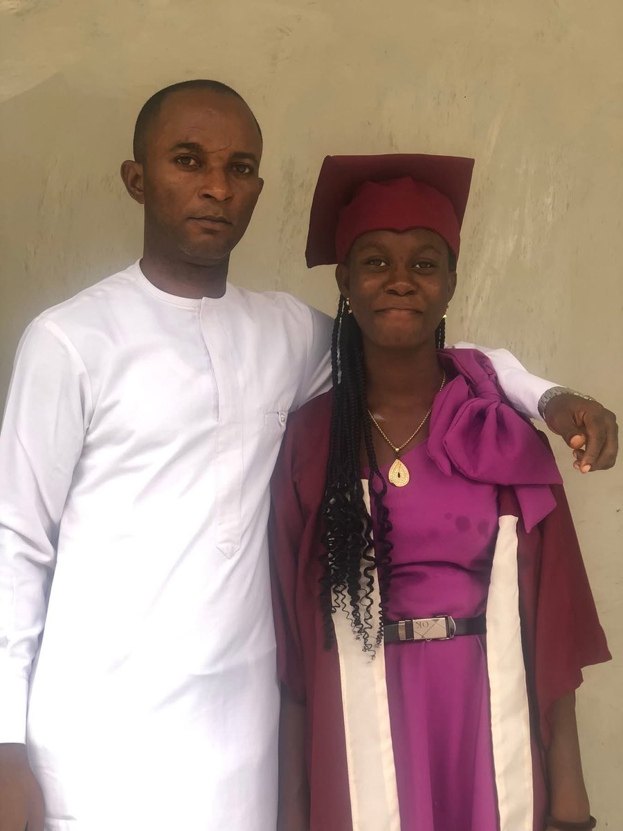 PrinceAdedigba1's tweet image. Graduand with her Dad, her Mummy and her sisters. #graduation #juniorschool #secondaryschool #ResponsibleParenting #school