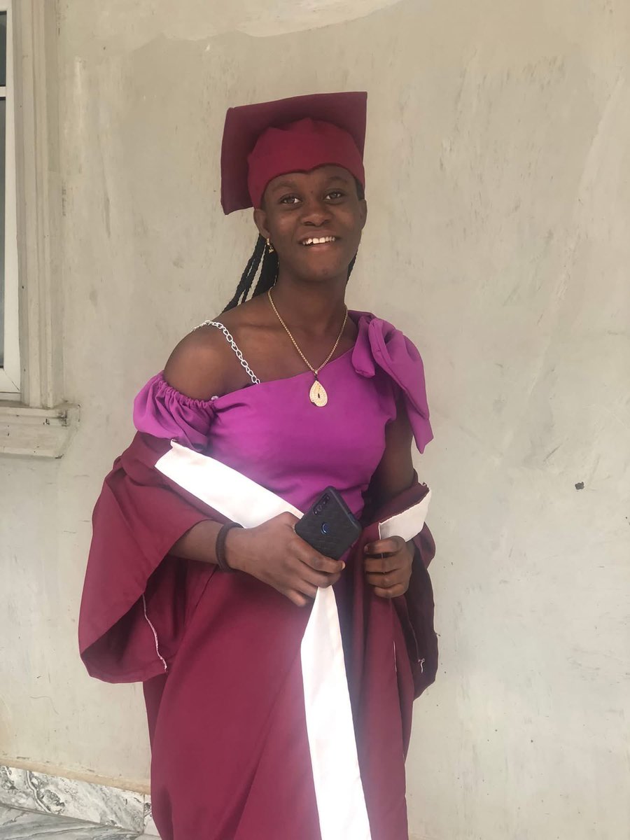 PrinceAdedigba1's tweet image. Graduand with her Dad, her Mummy and her sisters. #graduation #juniorschool #secondaryschool #ResponsibleParenting #school