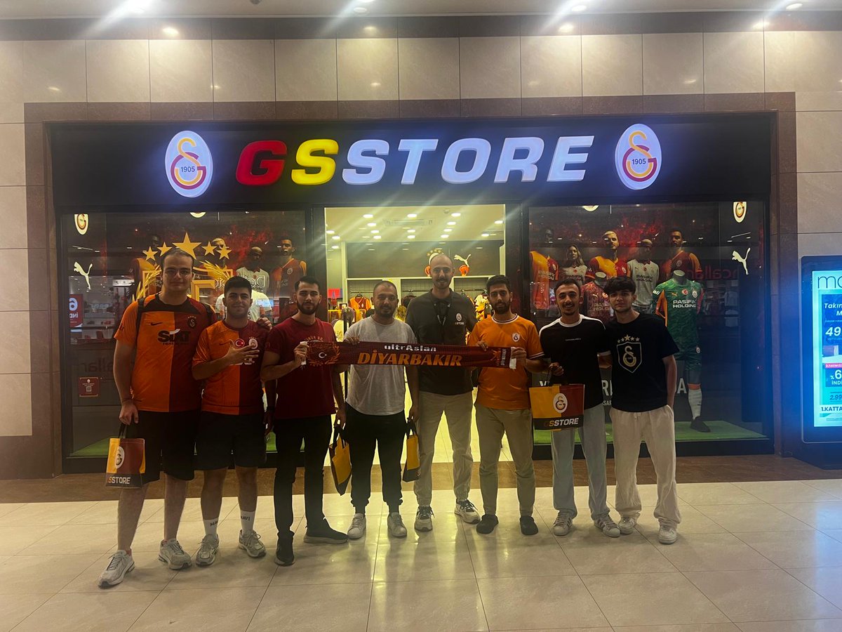 ultrAslan_DYB's tweet photo. CİMBOM ÇAĞIR YETER!

#SoloilGalaDay coşkusuyla ultrAslan Diyarbakır olarak GSStore mağazasındaydık!

Galatasaray’a olan sevgimizi sadece tribünlerde değil,
GSStore’dan yaptığımız her alışverişle de gururla gösteriyor, takımımıza yürekten destek veriyoruz.
#uAYurtiçi
#uADiyarbakır https://t.co/HbJDdqF2IT