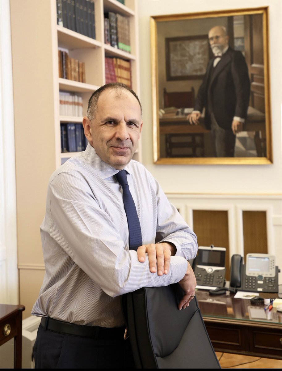 Ο φαιδρός βλαξ που παριστάνει τον «υπεύθυνο ΥΠΕΞ», με ύφος 1000 καρδιναλίων φωτογραφίζεται μπροστά από πίνακα του Ε.Βενιζέλου θέλοντας προφανώς να το παίξει ηγέτης.
Όλα για την επικοινωνία. Γελοίος όπως και οι όμοιοι του. 🤡