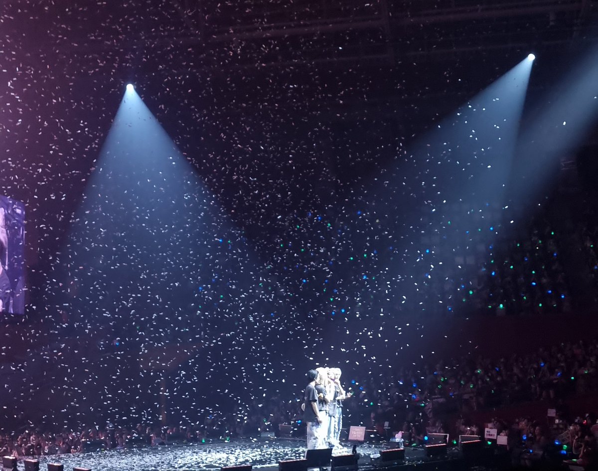 ByeongjiCom's tweet photo. 오랜만입니다~
근황: 많은 일이 잇엇고요 어제 첫콘을 다녀왓습니다 차마 공계에 올리긴 부끄러워서 못 올렷지만 제가 앉아있던 자리 앞뒷자리분들에게 쫀득쿠키 나눠드렷어요 부디 맛잇게 드셧길~! https://t.co/NYr96Gp5Ea