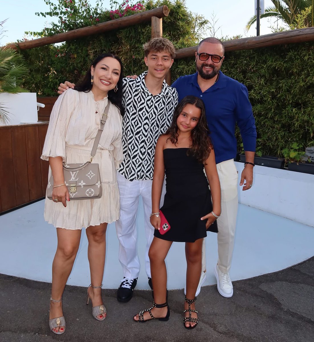 MarutaOfficial's tweet photo. O zi de vară exact cum ne place: plajă, soare, și valuri. 🌊 Seara ne-a prins la un restaurant cochet, în familie, cu mâncare bună, atmosferă relaxantă și un apus care ne-a lăsat fără cuvinte. 🌅
Momentele astea simple sunt cele care ne încarcă cel mai mult. ❤️ #Marbella https://t.co/EgnsFs5Lb6