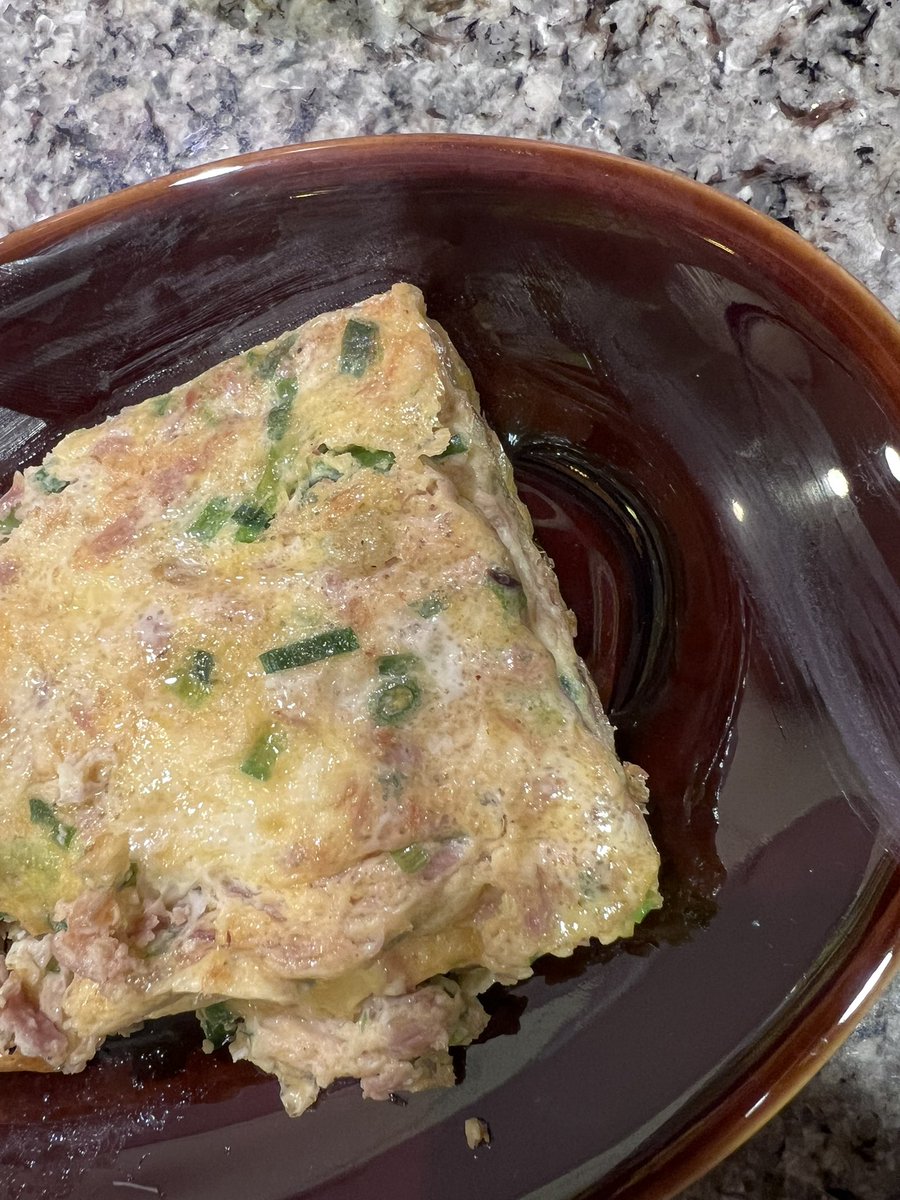 halekulani1306's tweet photo. 〜1日1ツナ缶生活①〜
メーカー:ドンウォンのIGにあった通り、玉子焼きにネギとツナ缶🐟入れてみたら美味しかった…。
(当たり前かもしれないけど、普段外食生活なのですみません…)
*左半分は崩れたので写さない姑息さよ…
#진 #Jin #방탄소년단진 #Dongwontuna https://t.co/dyad3DPvjK