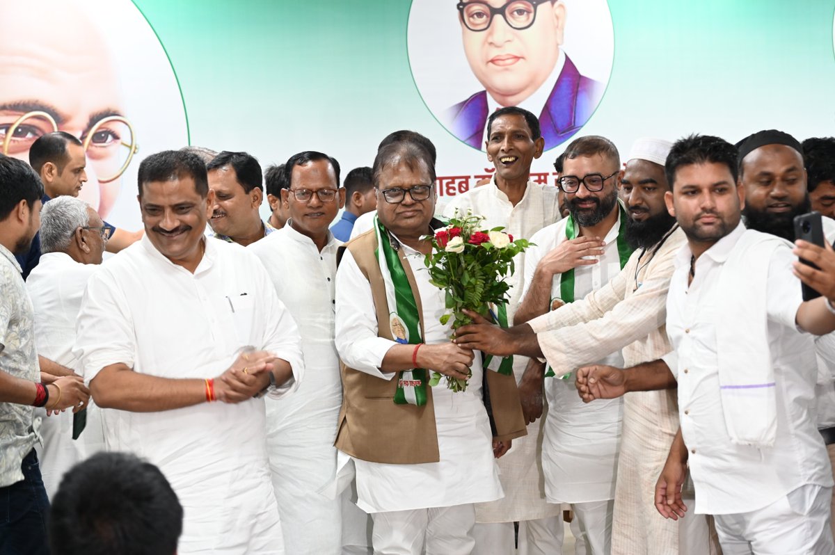Jduonline's tweet photo. बढ़ रहा बिहार, बढ़ रहा जद (यू) परिवार...

माननीय मुख्यमंत्री श्री @NitishKumar जी के नेतृत्व में बिहार के बढ़ते कदमों से प्रभावित होकर आज कांग्रेस के कार्यकारी प्रदेश अध्यक्ष एवं पूर्व मंत्री @drashokkumar अशोक कुमार राम ने अपने सुपुत्र श्री अतिरेक कुमार तथा अनेक समर्थकों एवं कार्यकर्ताओं के साथ जनता दल (यू) की सदस्यता ग्रहण की।

पार्टी के राष्ट्रीय कार्यकारी अध्यक्ष सह माननीय राज्यसभा सांसद श्री @SanjayJhaBihar एवं माननीय प्रदेश अध्यक्ष श्री @JDUUmeshSingh ने उन्हें प्राथमिक सदस्यता दिलाई और सभी से एकजुट होकर बिहार के विकास में सहभागी बनने की अपील की। 

इस मौके पर बिहार सरकार के माननीय मंत्री श्री @VijayKChy, माननीय मंत्री श्री रत्नेश सदा, माननीय मंत्री श्री @Shrawon_Nalanda, विधान परिषद में सत्तारूढ़ दल के उपनेता सह कोषाध्यक्ष श्री ललन कुमार सर्राफ, मुख्य सचेतक श्री संजय कुमार सिंह उर्फ गांधी जी, पूर्व मंत्री श्री रमेश ऋषिदेव, प्रदेश महासचिव सह मुख्यालय प्रभारी स्थापना श्री चंदन कुमार सिंह, श्री वैद्यनाथ प्रसाद सिंह विकल एवं श्री अनिल कुमार मौजूद रहे।

#JDU #Bihar #NitishKumar #Milansamaroh