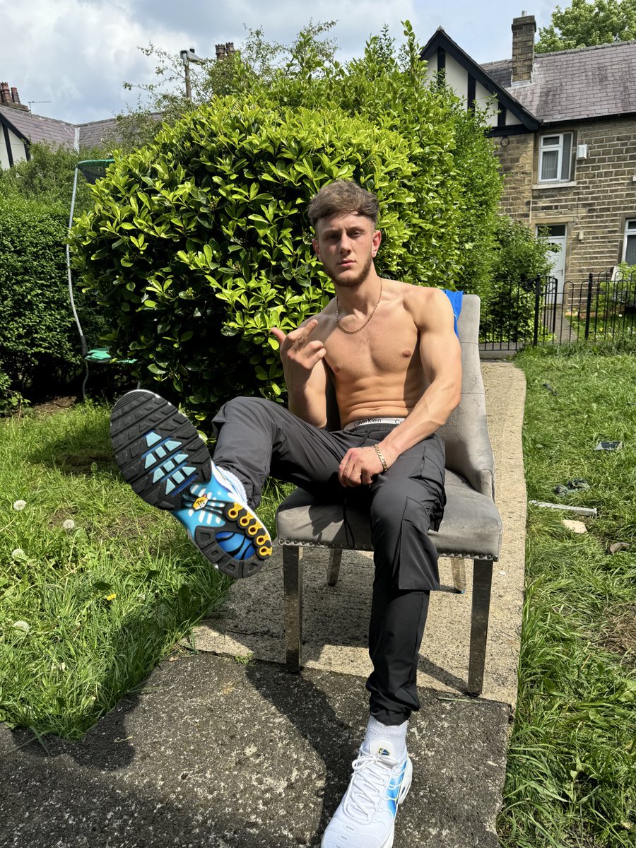 Hypnotised over my tns begging for a lick, handing over that cash to your master without hesitation😵‍💫😵‍💫 #findom #master #scally #paypig #cashpig #cashmeet #worshipme