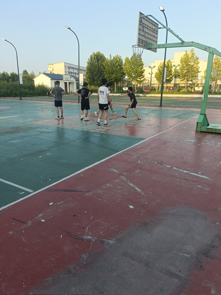 妈嘞!这可不能用小鲜肉来形容了，初中生哦，叫啥？嫩仔?
不知道长没长毛👿