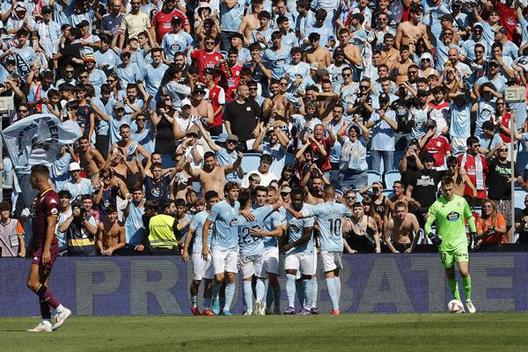 Oscarmg24's tweet photo. Breve recordatorio de que LaLiga ha puesto el Celta - Getafe de la jornada 1 a las 17.00.

Hoy en Vigo se alcanzarán los 35 grados. Mañana y el martes, algo más. El resto de la semana no se bajará de los 30 grados.

Están a tiempo de cambiar esa irresponsabilidad de horario. https://t.co/NgsOq6Wsde