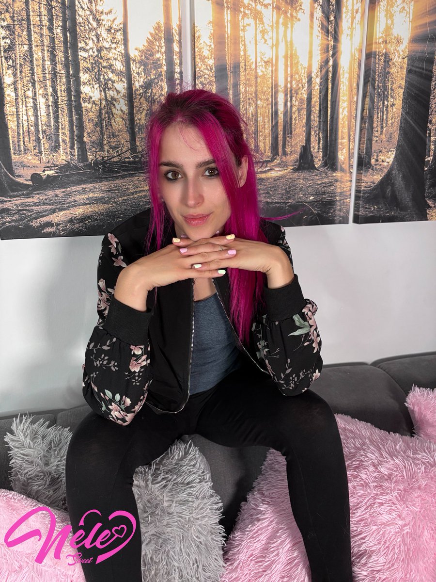 NeleSweet1's tweet photo. Blumen auf der Jacke, Chaos im Kopf – aber auf der Couch sieht’s süß aus, oder? 🌸🛋️
Sonntagsmodus: an.
#CouchStyle #Blumenlook #LazySunday #SelfieMood https://t.co/M5sh5RWmNl