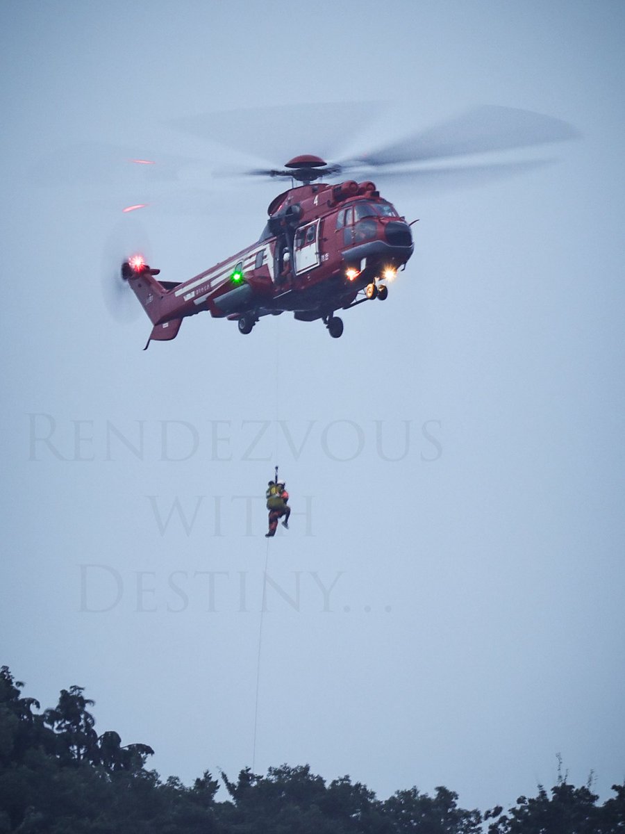 marq93hispeed's tweet photo. 19時前の夕刻の南高尾山（西山の龍付近）
３人？遭難？🚨🚁⛰️🙄
引き上げて去っていきました

#東京消防庁
⚫︎JA119Y ⚫︎JA119G

【August 3, 2025; 高尾】 https://t.co/PYkqEwzJHj