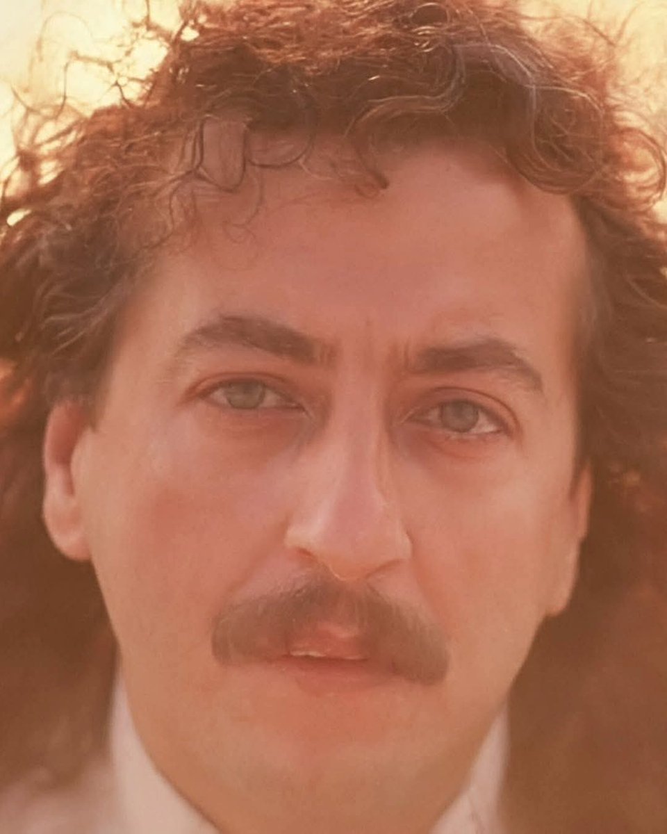 "İçinde utanmak kelimesi olmayan yeni bir lisan yarattılar 

Oysa biz denizlerin deniz , 
yağmurların yağmur , 

aşkların aşk , insanların insan olduğu masumiyet çağından geliyoruz ..." 

İlhan İREM“ Vefatının yıl dönümünde İlhan İrem. Rahmet ve saygıyla..🤍🙏