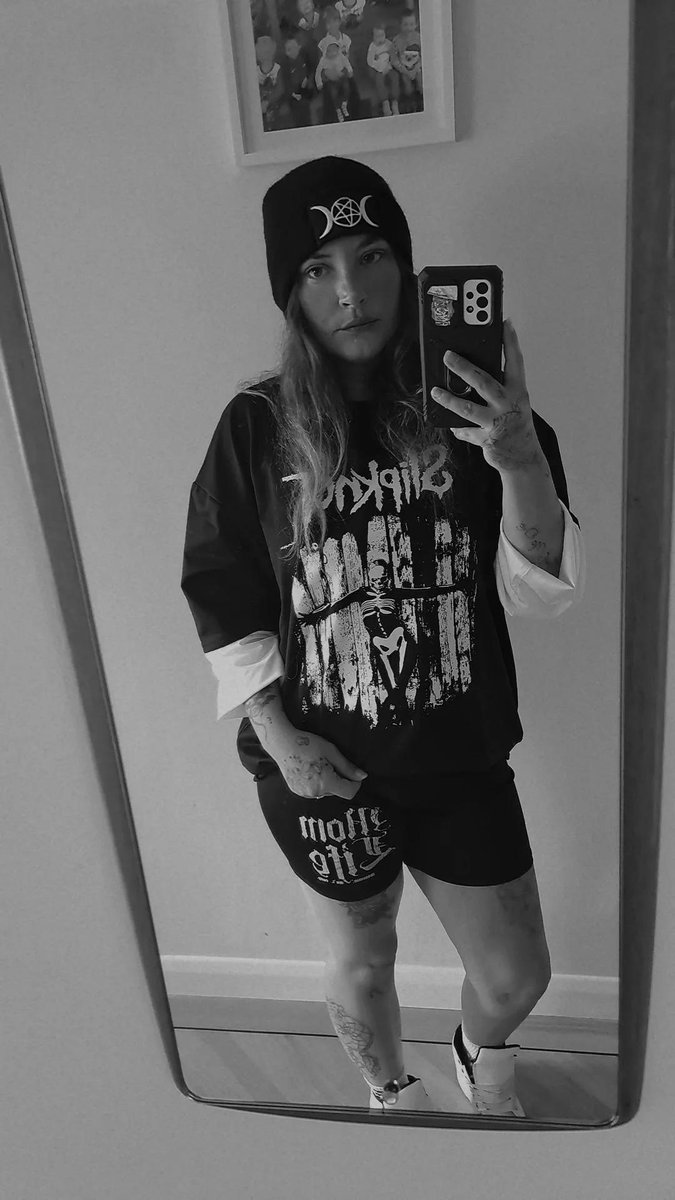 acidfirequeen 🖤 LowLife 😈 tweet media