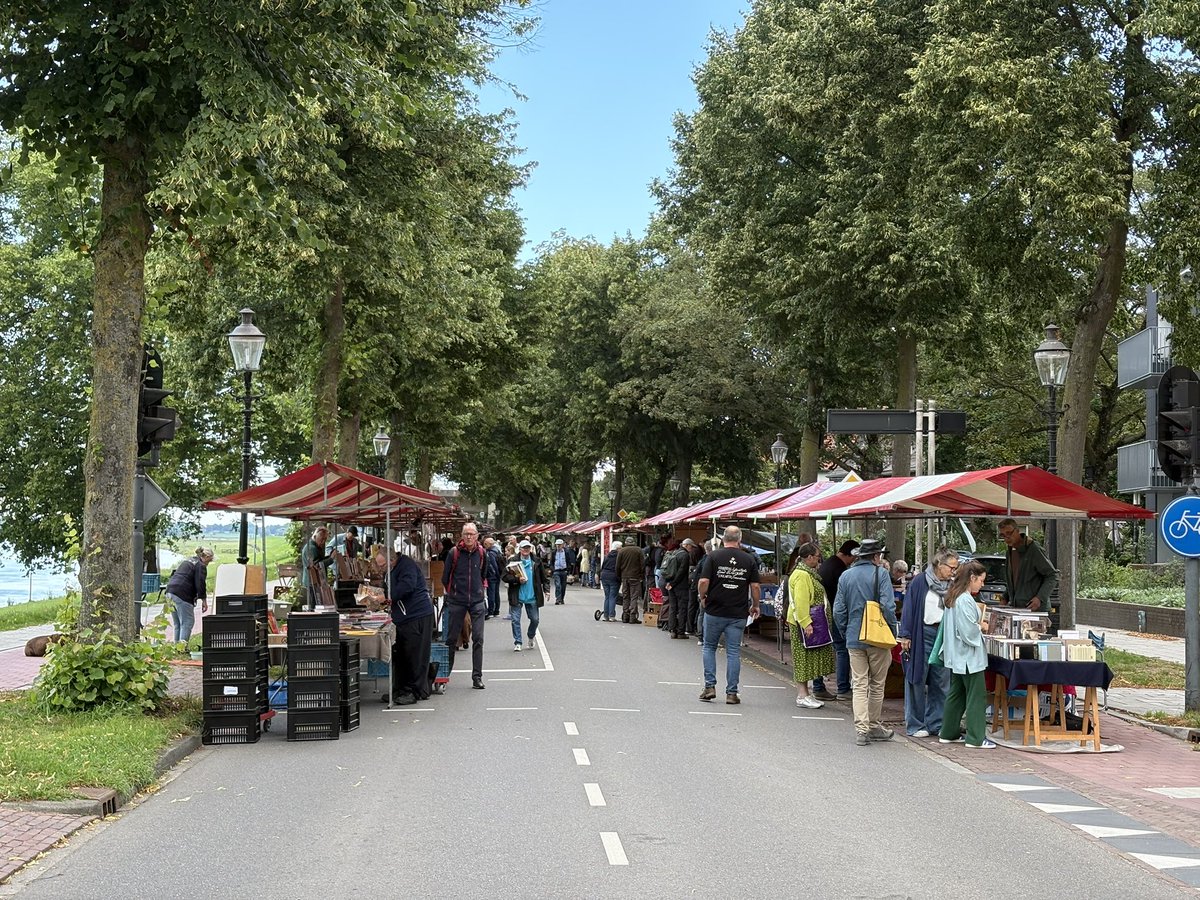 #Boekenmarkt #Deventer. Eerst wat fris en rustig, daarna zonnig en druk. Rond 11.30 weer op Haarle aan met één aanwinst. En dat is ook prima.