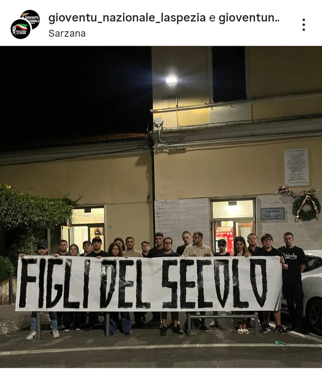 Presidente <a href="/GiorgiaMeloni/">Giorgia Meloni</a>, è fiera dei suoi giovani e dello striscione fascista sotto la targa che ricorda i fatti di Sarzana, proprio nel giorno in cui si commemora la prima Resistenza al fascismo?
Qualcuno in FdI ha il coraggio di scusarsi per questi imbecilli?
#matrice